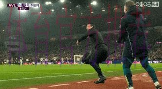 3-2！54岁埃梅里震撼英超：率队两度扳平后绝杀 9连胜+近11轮10胜